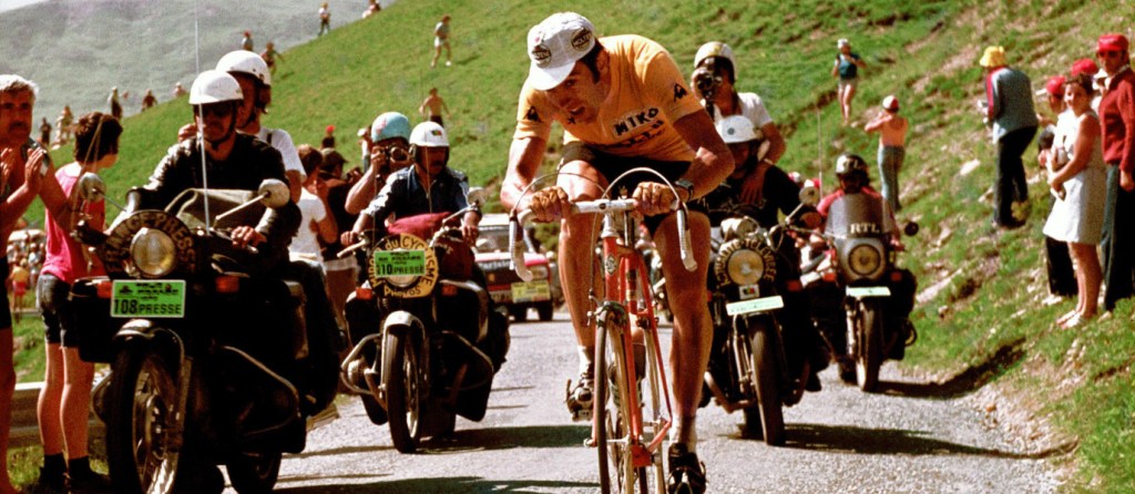 In questa foto Eddy Merckx esprime la sua grinta, già in maglia gialla, attacca in solitaria e nonostante la fatica continua la sua azione. Grinta solo grinta